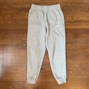 Nike Big Kids Grey Sportswear Club Fleece joggers - size large